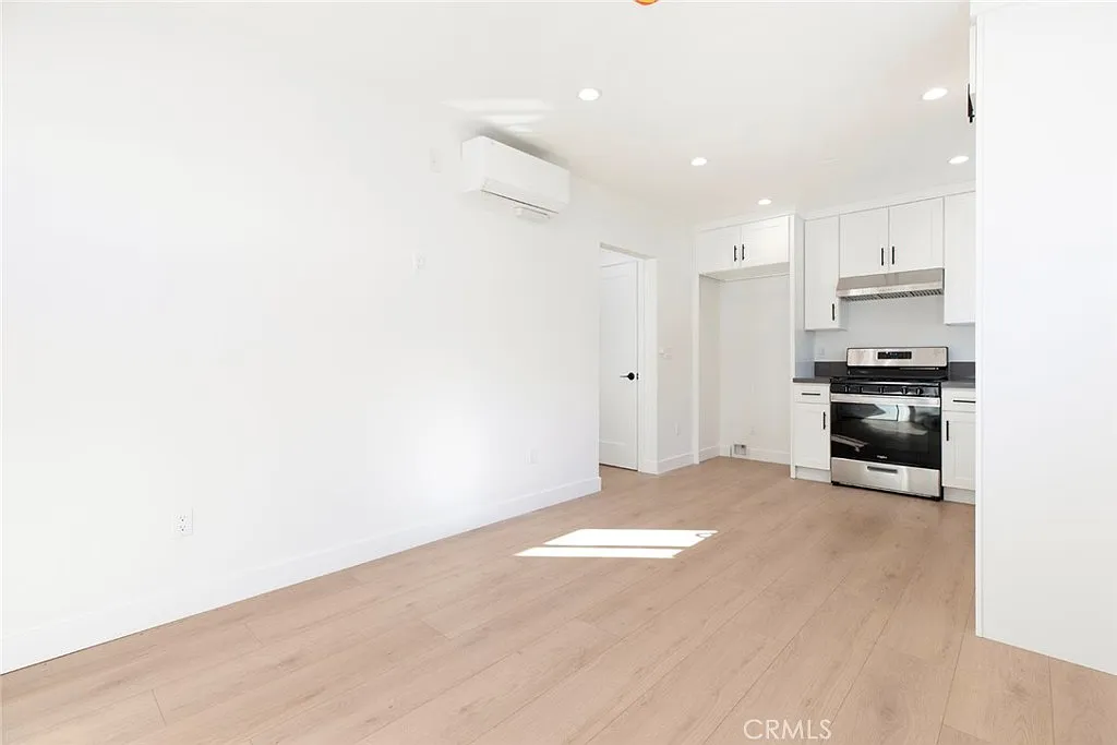 1 bed, 420 sqft, $1,900 — Photo 3