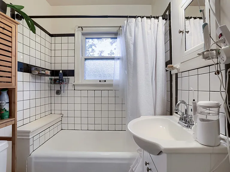 805 Bowen St #4 — Photo 6