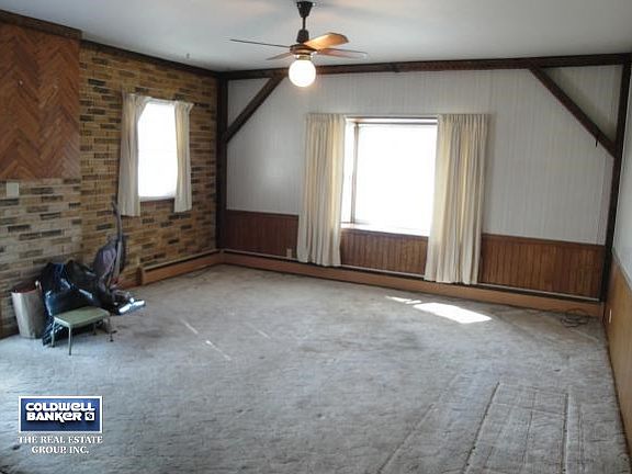 BIG living Room w/Picture Wind