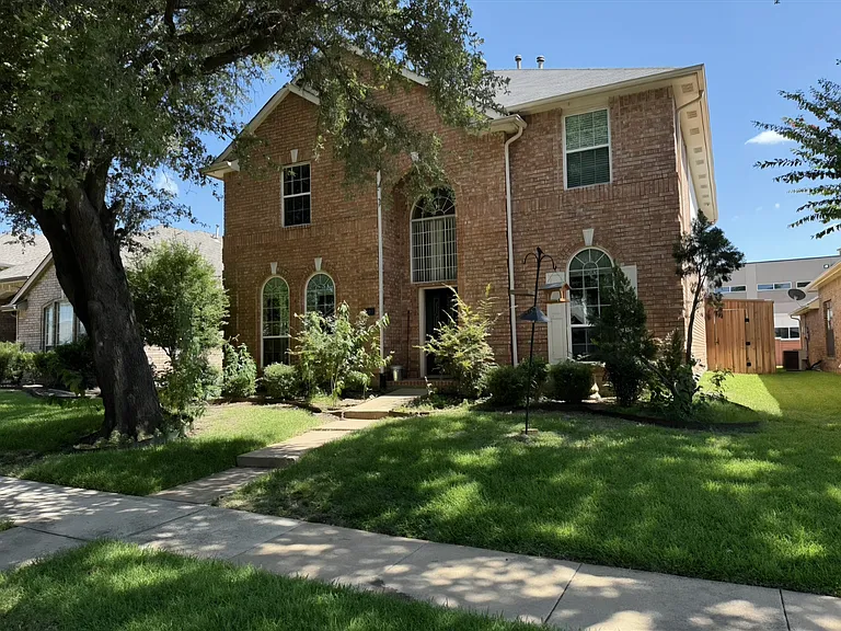 1612 Blackstone Dr — Photo 1
