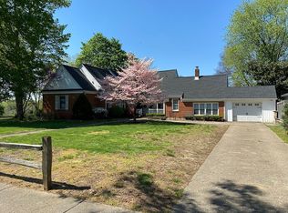 102 Chestnut St, Mount Carmel, IL 62863