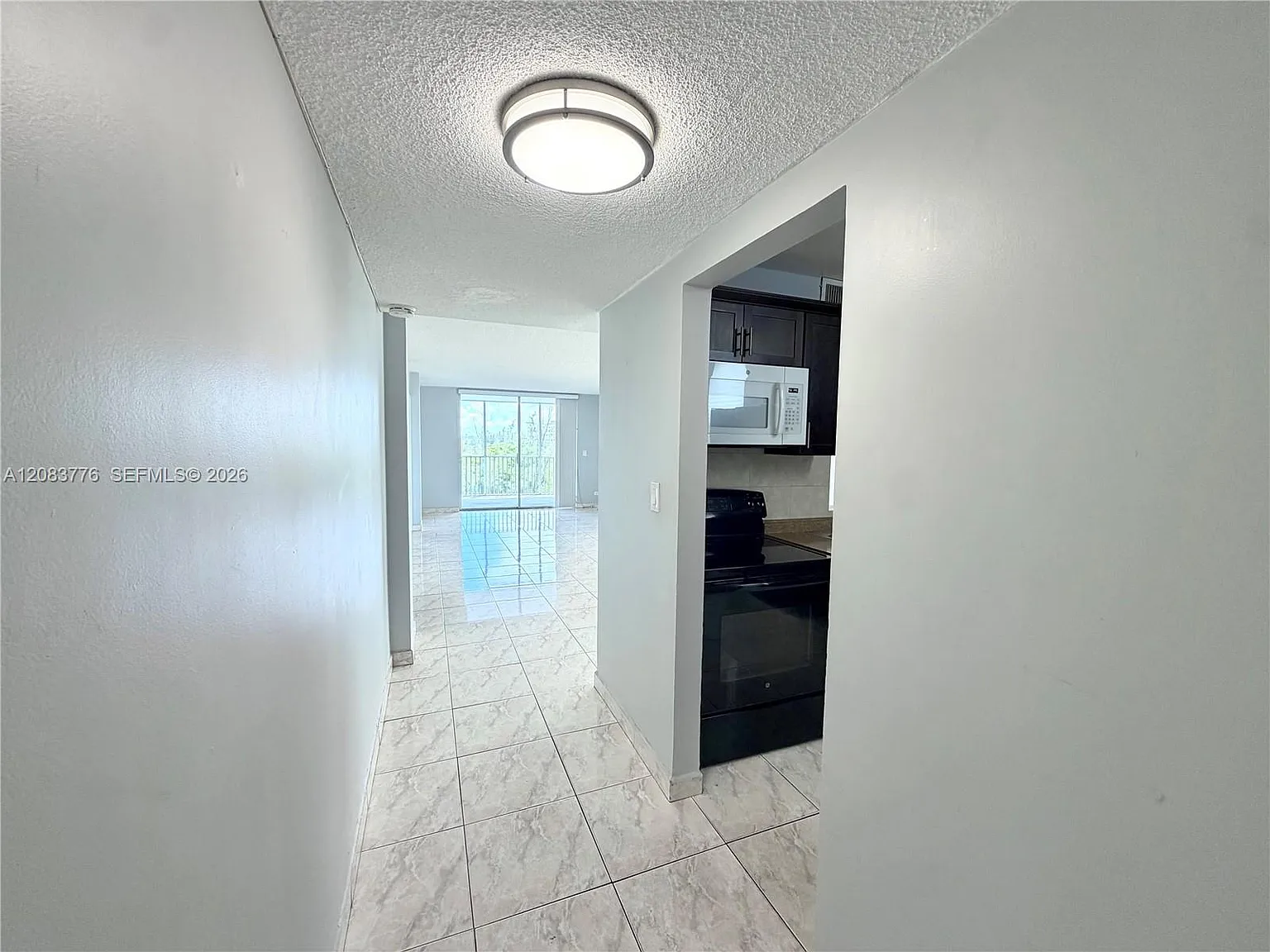 Eastern Shores White Hous — Photo 2