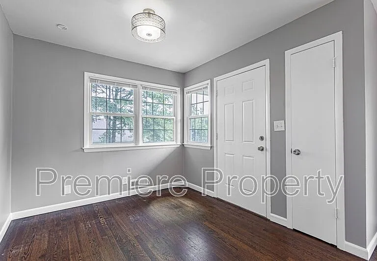 3320 S Sterling Ave — Photo 2