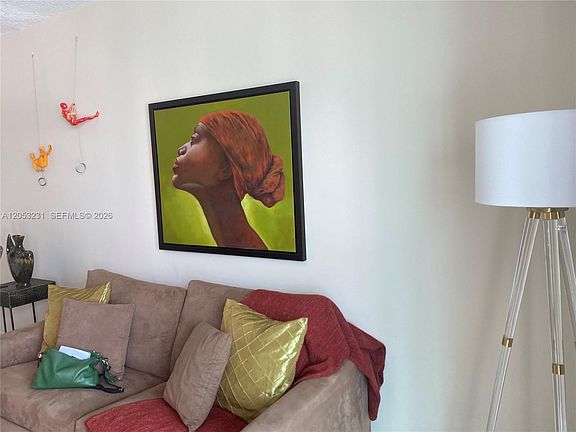 5th image of 275 NE 18th St APT 809