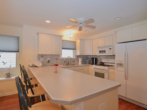 4th image of 134 59th St #W