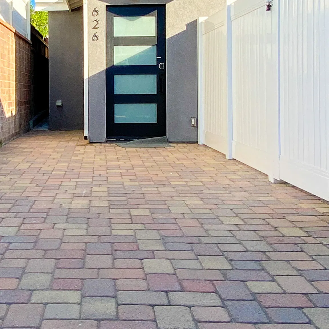 626 University Ave — Photo 2