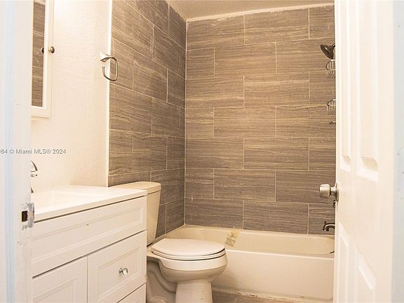 4th image of 10559 La Placida Dr N