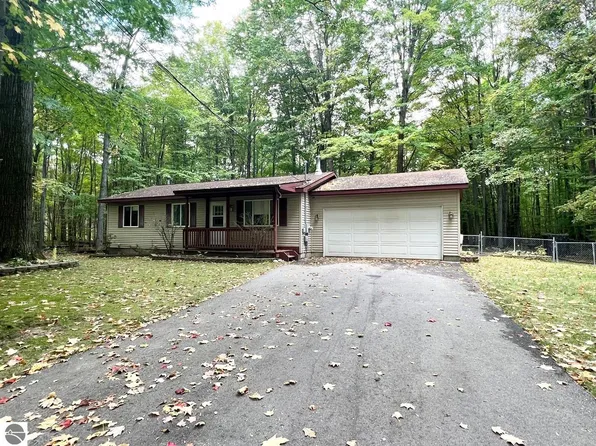 878 Betsie River Rd, Interlochen, MI 49643