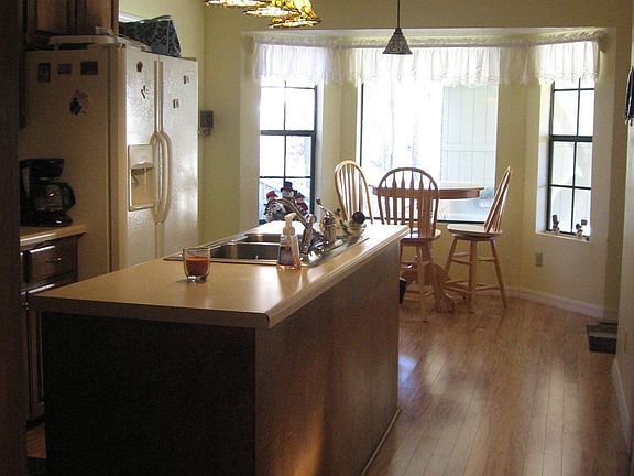 small eat in area in kitchen