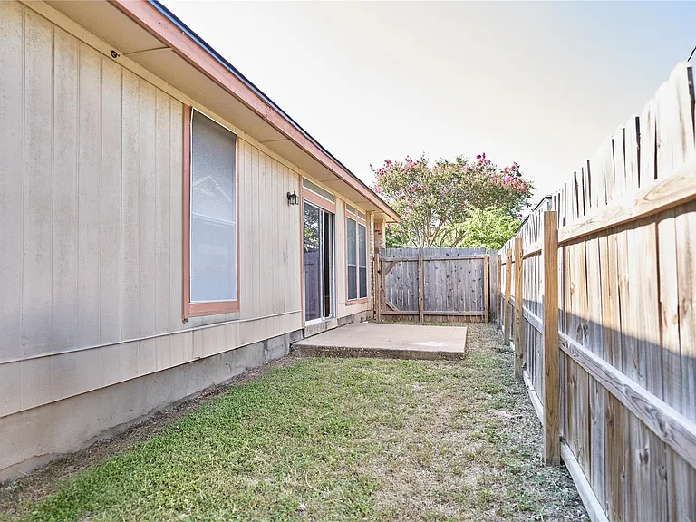 508 Gregory Ct — Photo 12