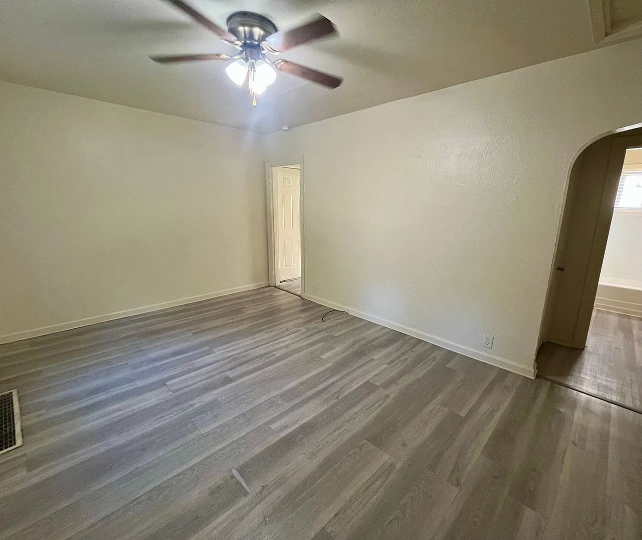 2 Bedroom House in Alton — Photo 2