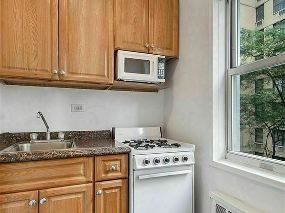 4th image of 321 E 45th St APT 5J