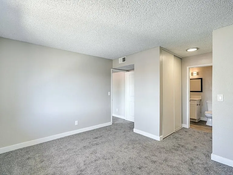 Rosewood Park Apartments — Photo 8