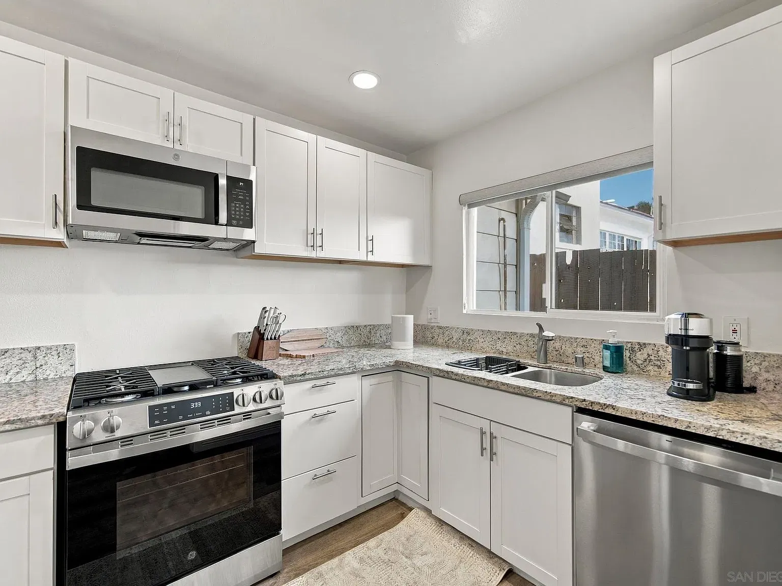 2 bed, 2.0 bath, 920 sqft, $6,000 — Photo 3