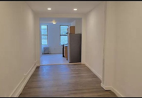4th image of 2006 2nd Ave #2