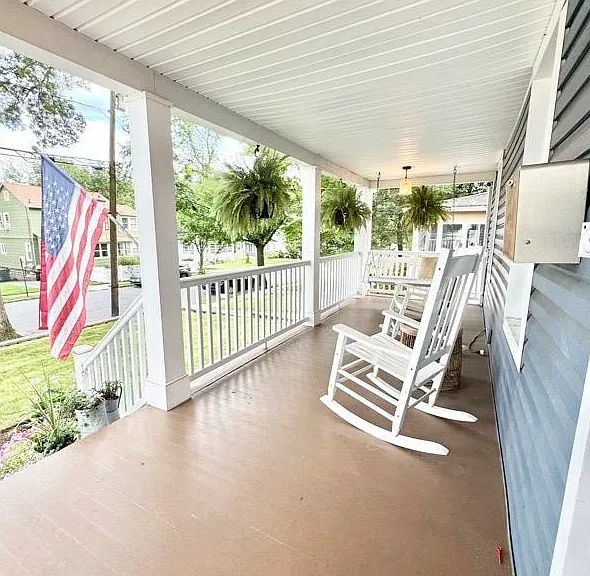 20 Colonial Rd — Photo 2