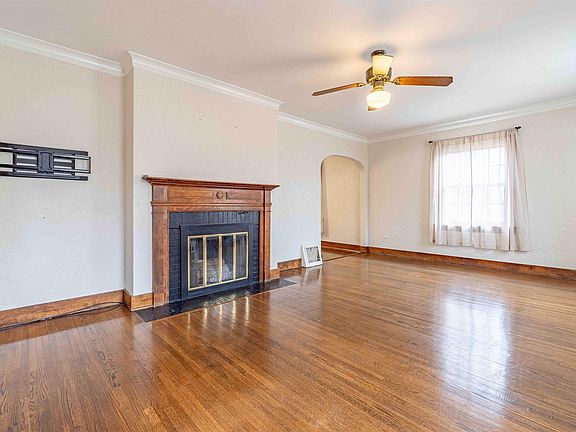 3rd image of 601 W Corrington Ave