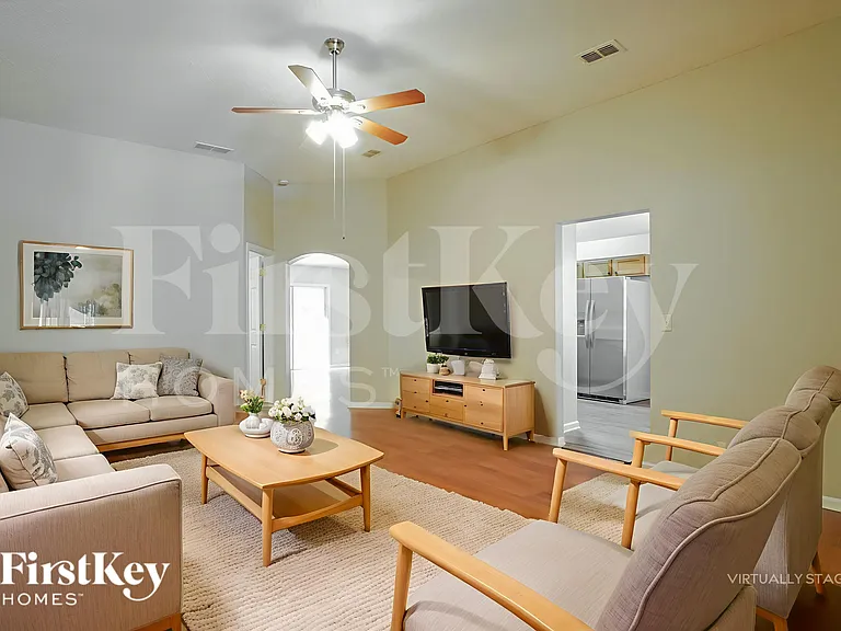 489 Mackenzie Cir — Photo 4