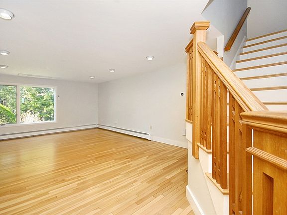 4th image of 40 Red Barn Rd