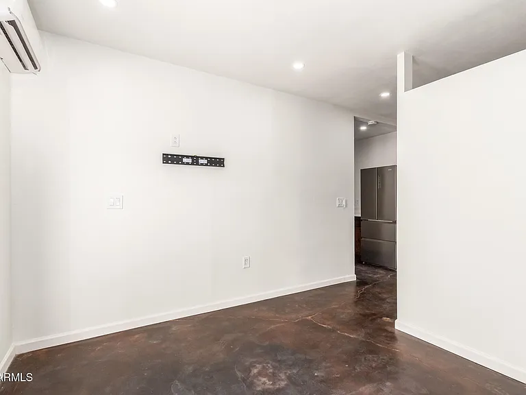 2402 W Weldon Ave — Photo 5
