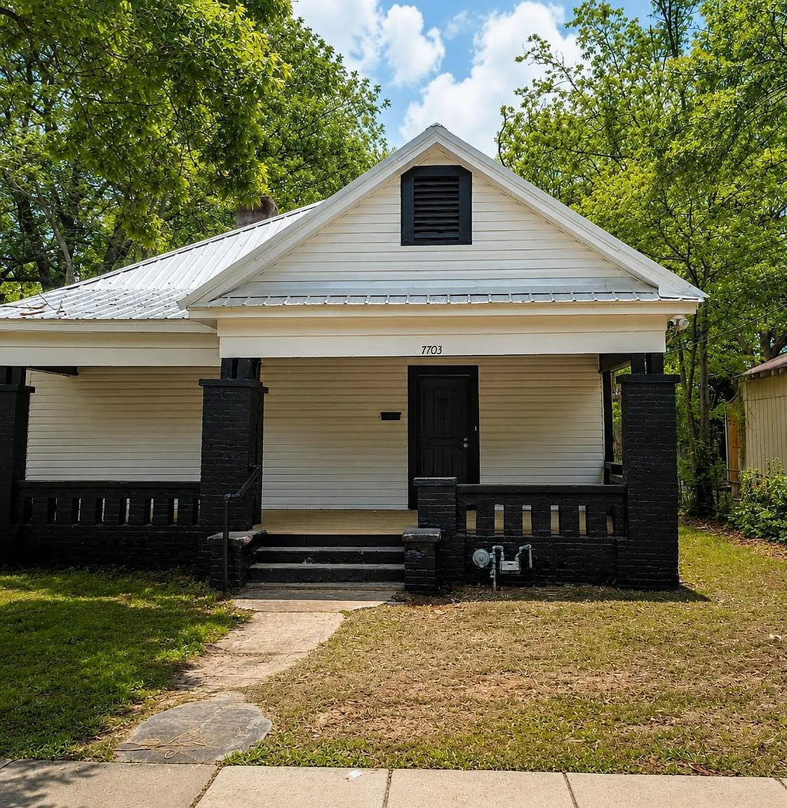 2 bed, 1.0 bath, $1,100 — Photo 1