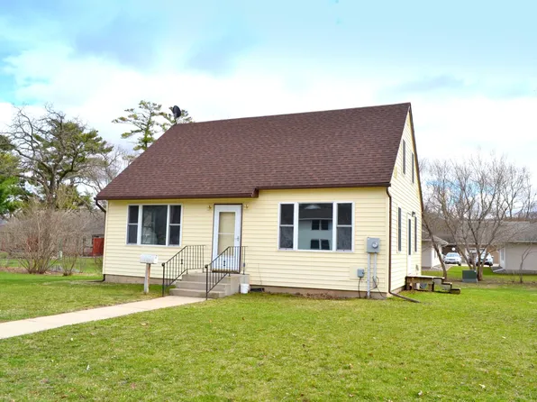 605 Decorah Ave, Decorah, IA 52101