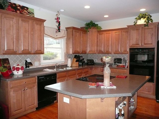 Great Kitchen. Plenty of Counter and Cabinet Space