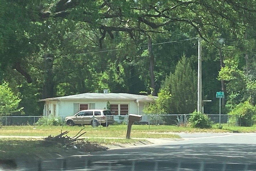 1st image of 105 W Highland Dr