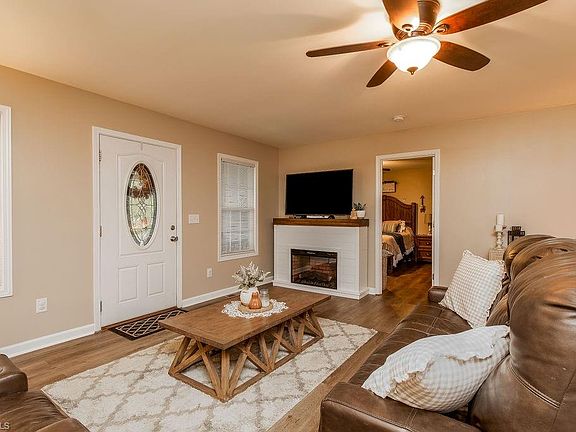 3rd image of 5226 Brook Cir