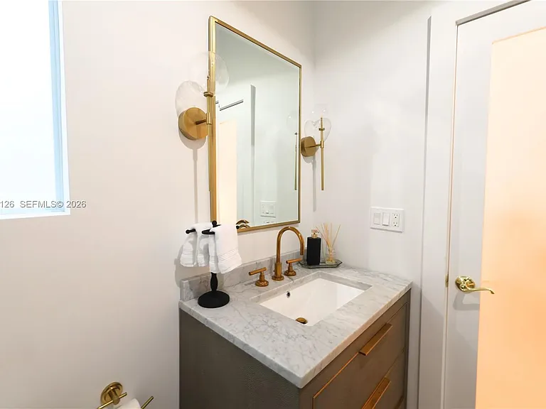 2338 SW 11th St — Photo 37