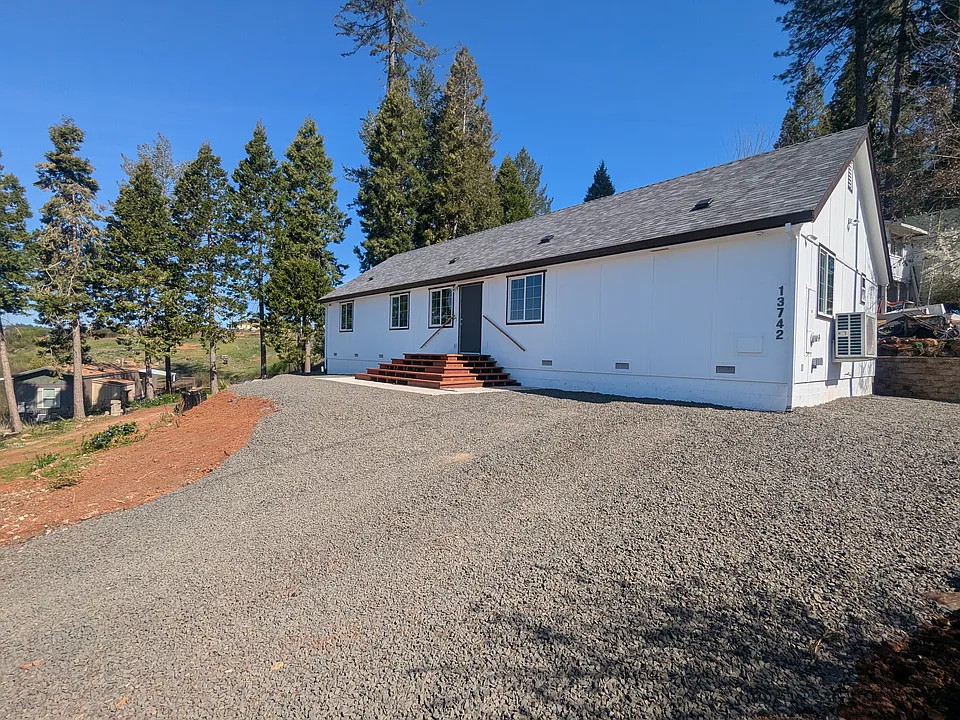 13742 Blair Ln