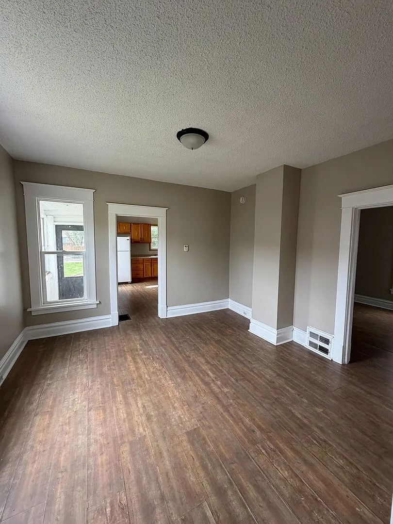 Spacious 3 Bedroom Southside Holland — Photo 2