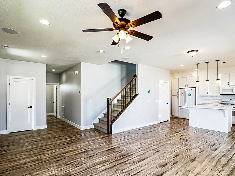 1611 W Parkview Dr — Photo 5