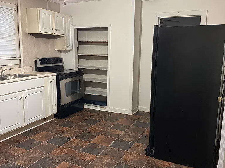 830 Denmark St — Photo 4