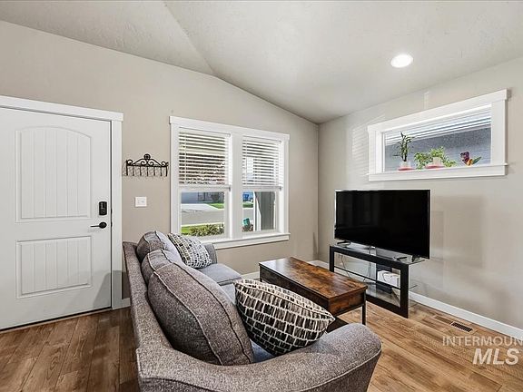 5th image of 307 Crimson Cir S