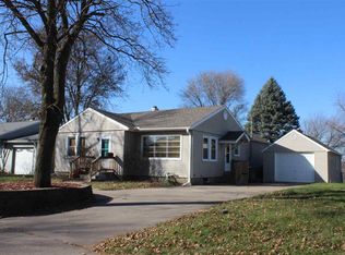 1412 Grandview Dr, Clinton, IA 52732