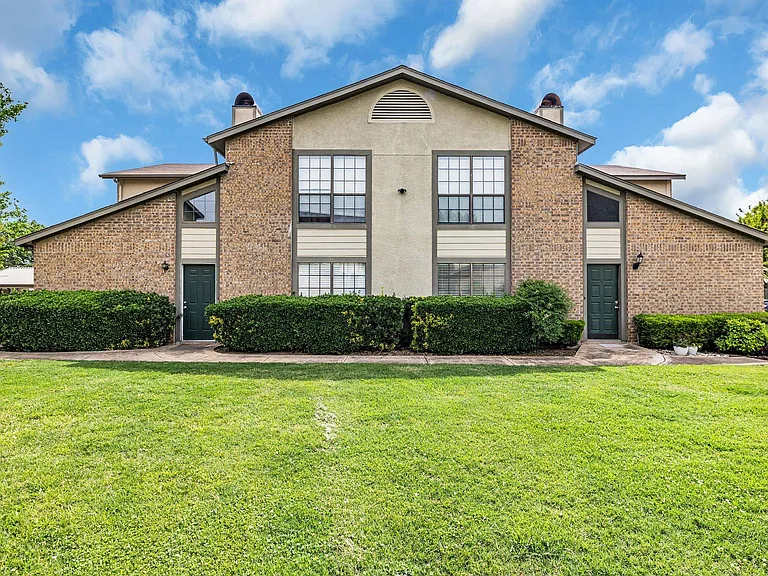 332 W Harwood Rd #B — Photo 2