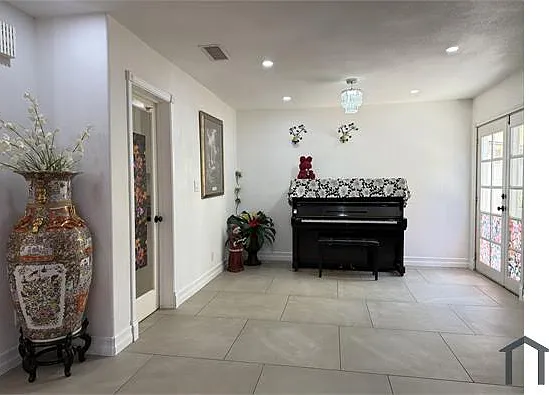 933 S Susan St — Photo 7