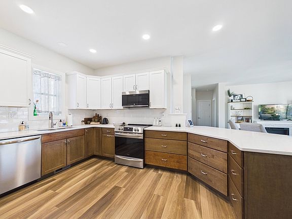 3rd image of 553 Reed Ave