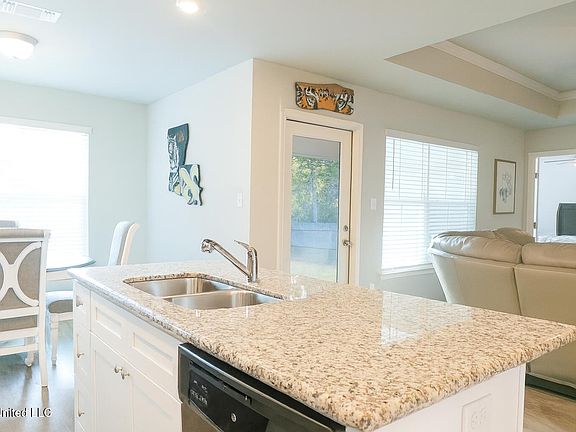 4th image of 649 Iona St