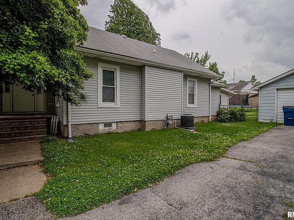 3rd image of 1206 E Oak St