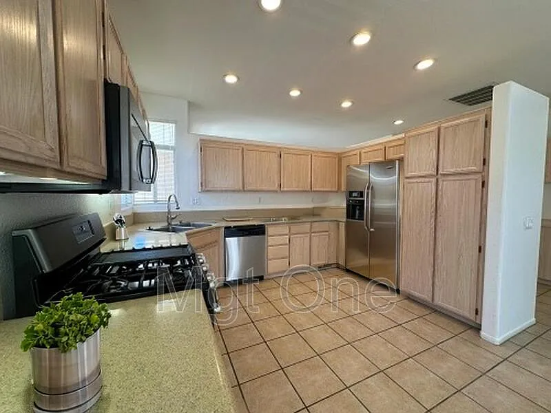 2 bed, 2.0 bath, 1427 sqft, $2,550 — Photo 3