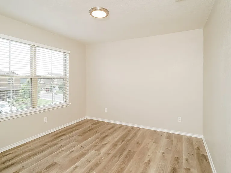9719 Belmore Cv — Photo 12