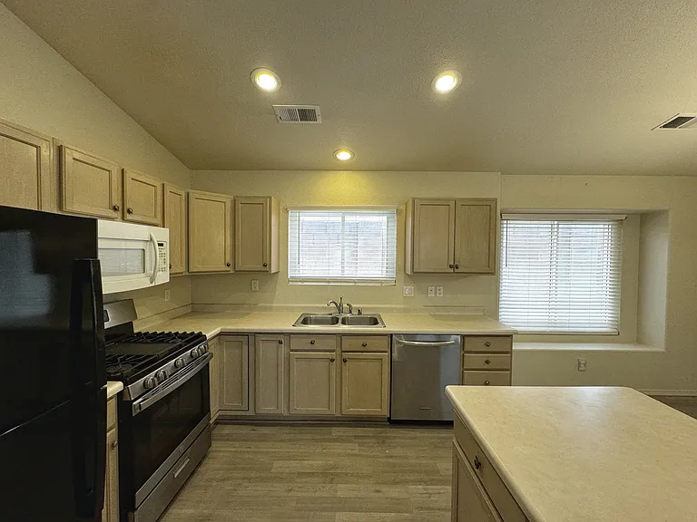 7152 Elk Creek Rd NE — Photo 9