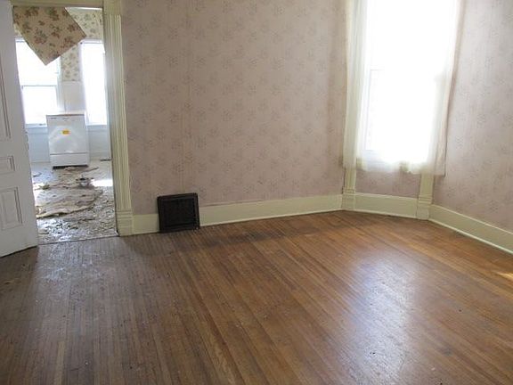 4th image of 2315 Douglas St