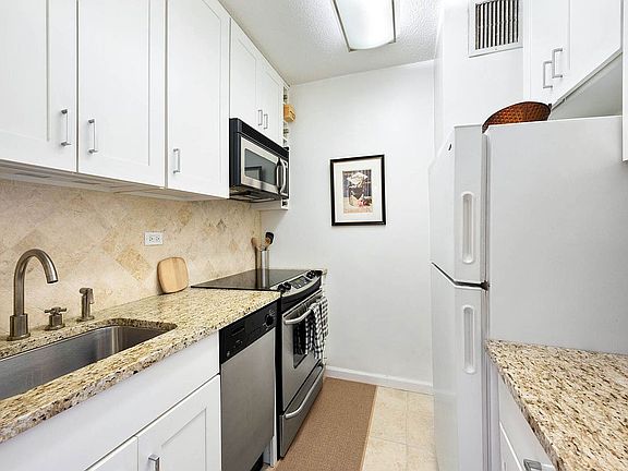 4th image of 300 E 54th St APT 26B