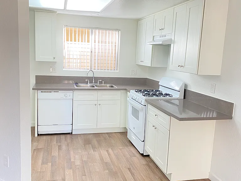 French Park Apartments — Photo 23
