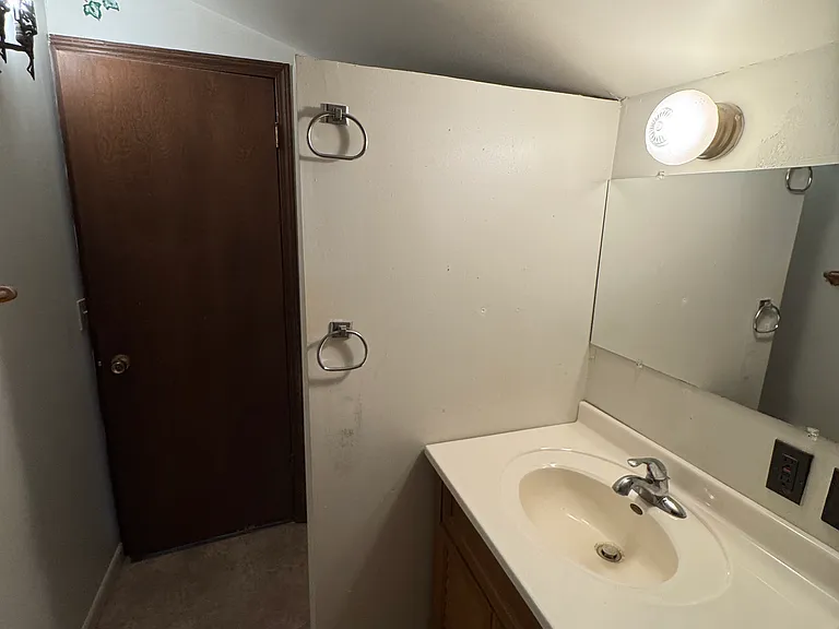 216 N Capital Ave — Photo 21