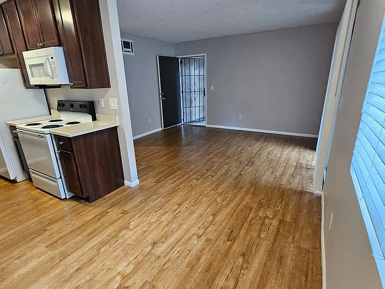 Del Mar Apartment Homes — Photo 16