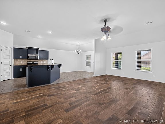 4th image of 2450 S Narcissus Ct